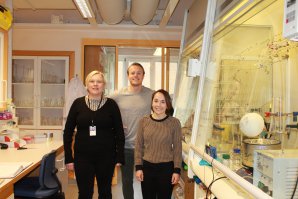 Hanna, Anna and Oliver in their lab.